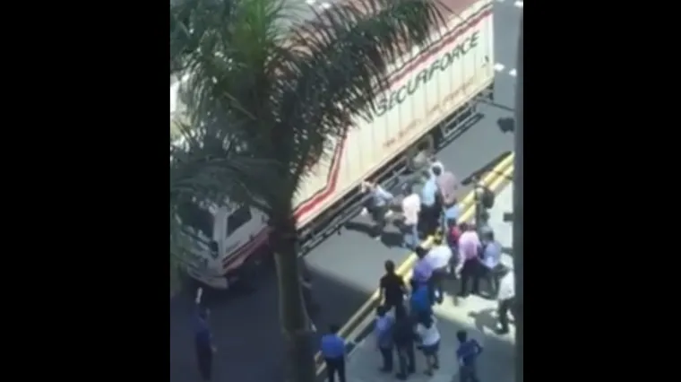 HO-RUK: Prolaznici podigli kamion kako bi spasili unesrećenog pje&scaron;aka