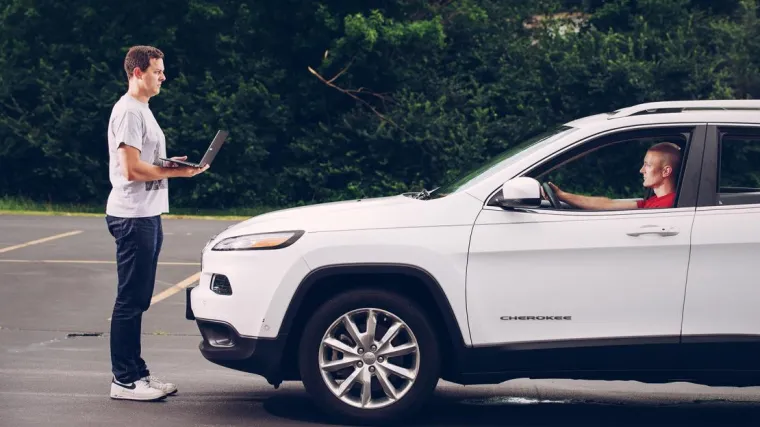 Hakeri ugasili motor terenca u vožnji