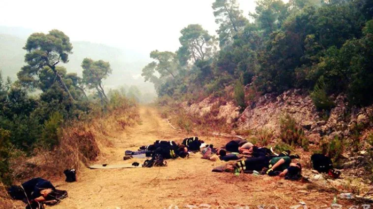 Nakon cjelonoćnih napora, zagrebački vatrogasci spavali usred terena na Korčuli