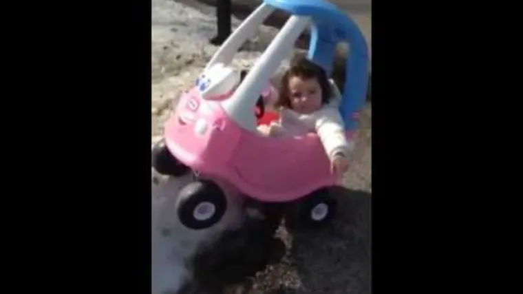 Mlada djevojka s pićem u ruci zabila se u snježni nasip