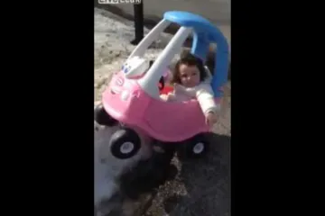 Mlada djevojka s pićem u ruci zabila se u snježni nasip