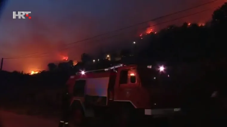 Spojile se dvije vatrene fronte na Pelje&scaron;cu, požar ide prema Ponikvama