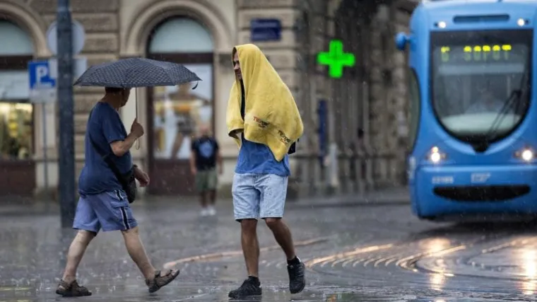 Ceste neprohodne zbog požara, ali i pljuskova