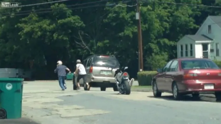 Bijes motorista na cesti i instant karma koja ga je snašla