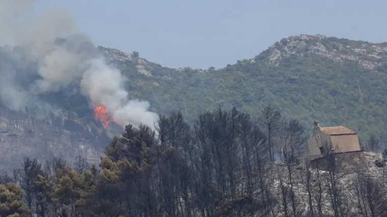 Jugo otežava borbu s vatrenom stihijom, isključena struja
