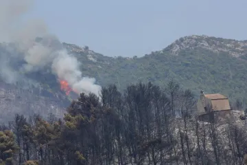 Jugo otežava borbu s vatrenom stihijom, isključena struja