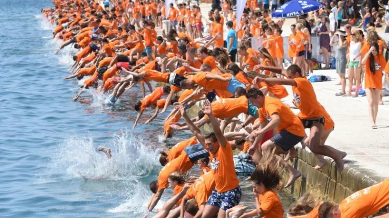 Zadarski Millennium jump: 2.700 ljudi skočilo u more u isto vrijeme i ponovno sru&scaron;ilo rekord