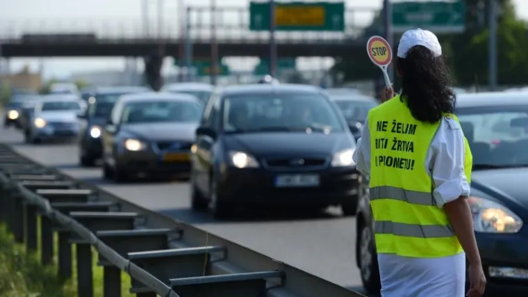 Kilometarske kolone na cestama, vozi se uz zastoje