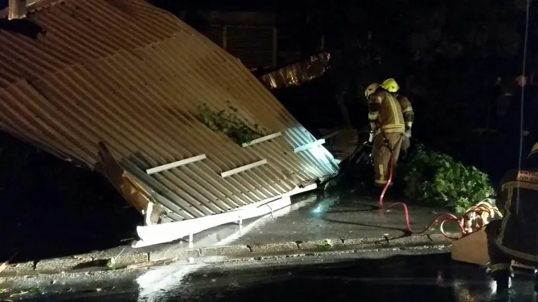 Olujni vjetar i&scaron;čupao krov bolnice, o&scaron;tećene kuće, auti...