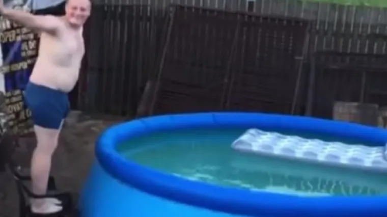 Ovo je najgluplji skok u bazen ovog ljeta