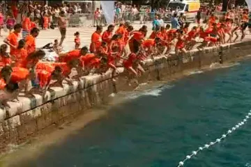 Zadarski Millenium jump: 2.700 ljudi skočilo u more u isto vrijeme i ponovno sru&scaron;ilo rekord