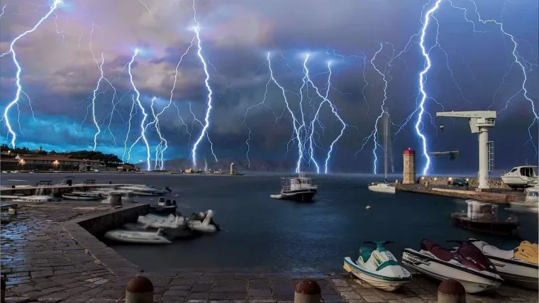 Olujno nevrijeme u Istri: munje su stvorile spektakularan light show u Umagu i Senju