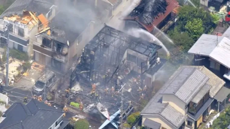 Zrakoplov pao na stambenu četvrt, ima mrtvih