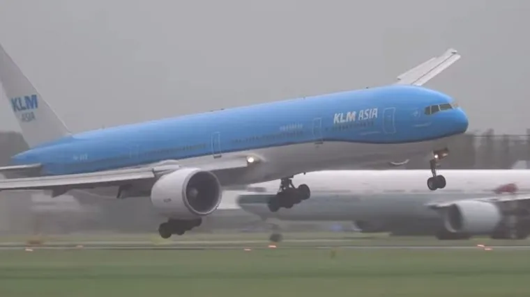 Dramatično slijetanje u Amsterdamu: Vjetar ljuljao putnički avion kao da je od papira!