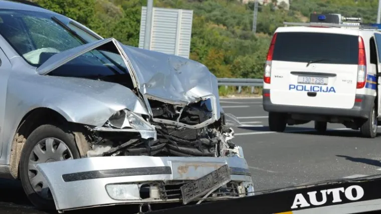Autom se zabili u autobus, vozač preminuo, suvozačica u bolnici