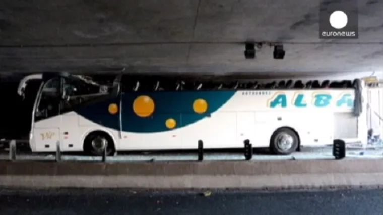 Autobus ostao bez cijelog krova, ozlijeđeni studenti