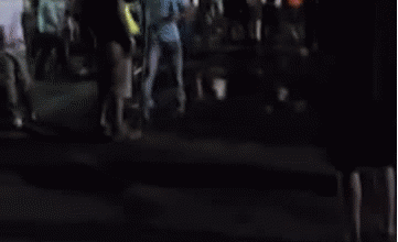 Glupan bacio staklenu bocu među ljude, a onda pobrao (zasluženi?) nokaut