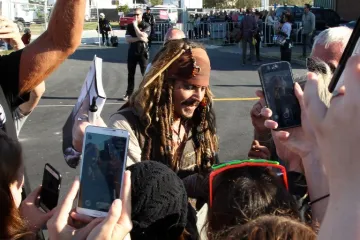 Johnny Depp posvojio ženkicu šišmiša pa je sada hrani na setu
