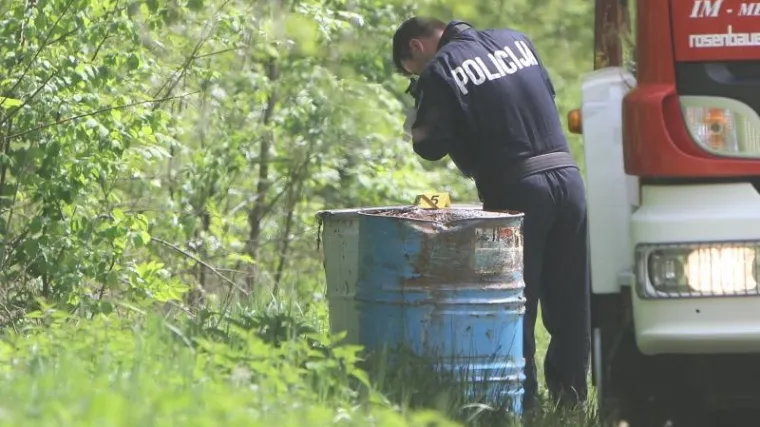 Na području Vojnića pored Karlovca pronađeno novih osam bačvi sumnjivog sadržaja