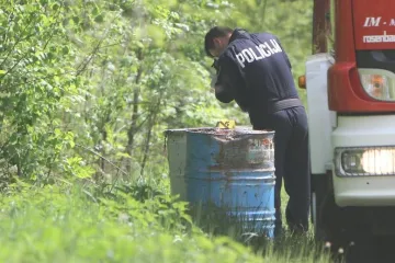 Na području Vojnića pored Karlovca pronađeno novih osam bačvi sumnjivog sadržaja