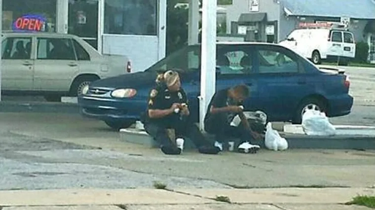 Policajka s Floride dirnula svijet: sjela uz rub ceste i podijelila obrok s beskućnikom