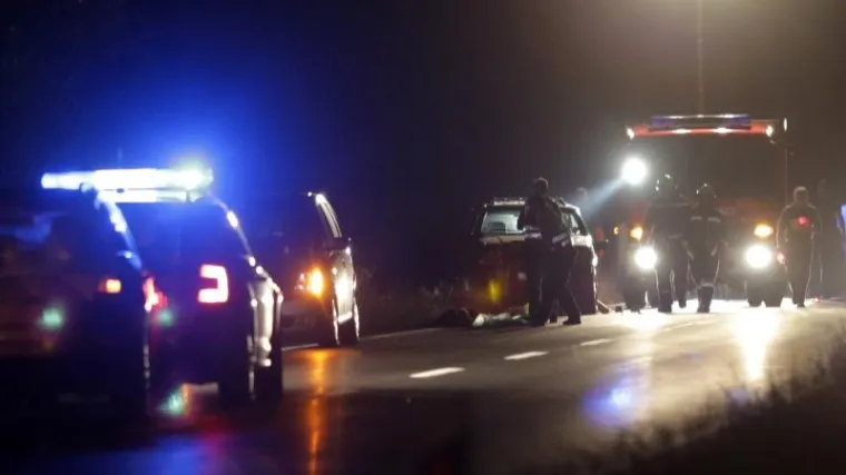 Dvojica muškaraca ležala na cesti pa ih pregazili autima