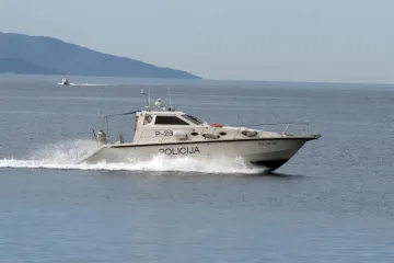 Umalo tragedija u Starigradu: djevojčica ispala iz glisera, elisa je zarezala po glavi i boku