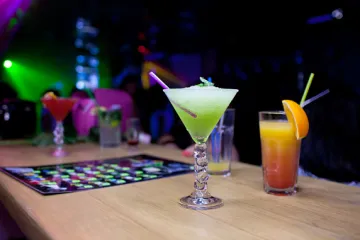 Voditelj hvarskog striptiz kluba gostima poslao egzotične plesačice, a piće im naplatio 300.000 kuna!