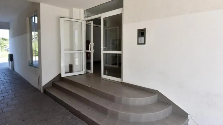 Majku zatukao klije&scaron;tima dok su brat i sestra spavali