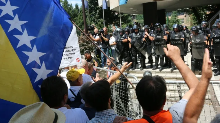 Unatoč prosvjedu tisuća radnika, prihvaćen novi Zakon u radu: zastupnici pobjegli na pomoćni izlaz