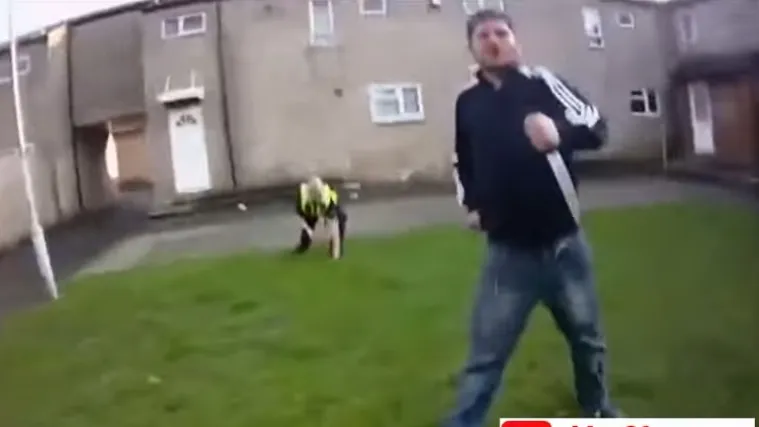 Razjareni tip savladan nakon &scaron;to je policajce napao velikim nožem