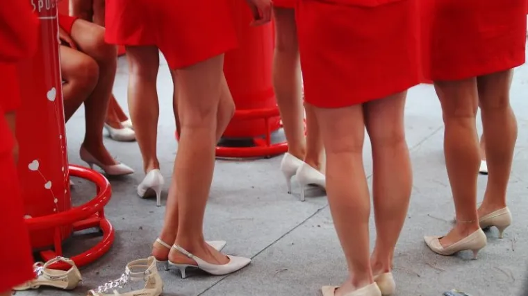 Mlade hostese turiste vuku za rukave u restorane na periferiji