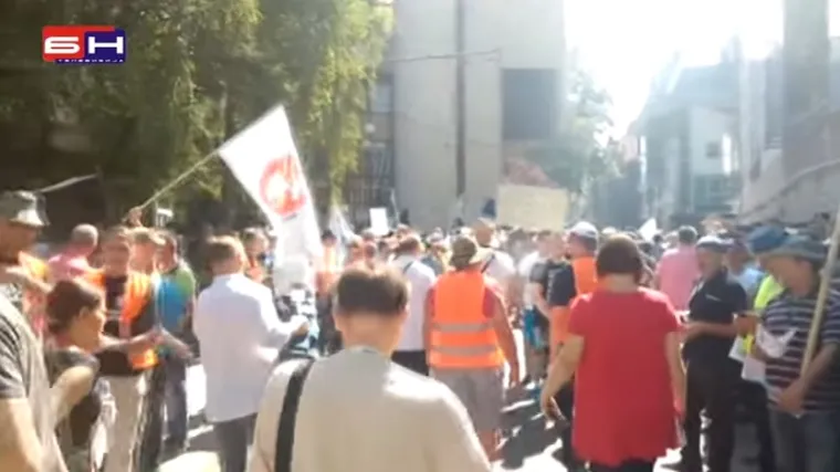 'PAPCI' DONIJELI ZAKON I POBJEGLI: Najavljeni novi prosvjedi u Sarajevu