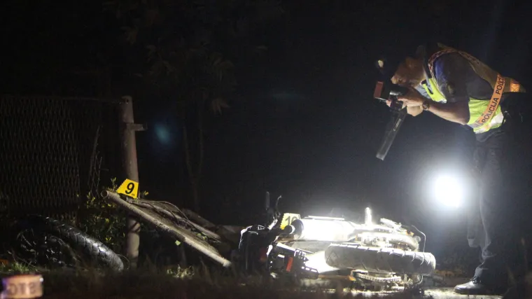 Motociklist poginuo nakon &scaron;to je sletio s ceste i udario u parkirane automobile