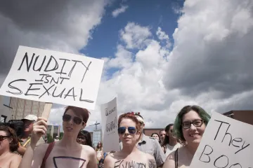 Stotine prosvjedovale za pravo žena na 'toples' u javnosti: 'To su grudi, a ne bombe'