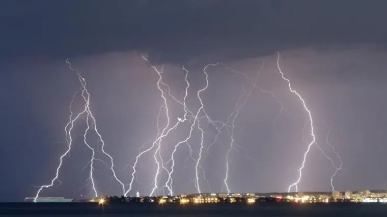 Munje parale nebo iznad Slavonije u najjačem nevremenu ovog ljeta