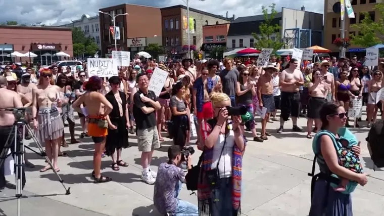 Prosvjed za pravo žena na 'toples' u javnosti