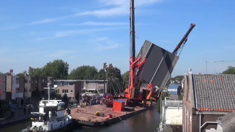 Dvije velike dizalice sru&scaron;ile se na zgrade, ozlijeđeno najmanje 20 ljudi