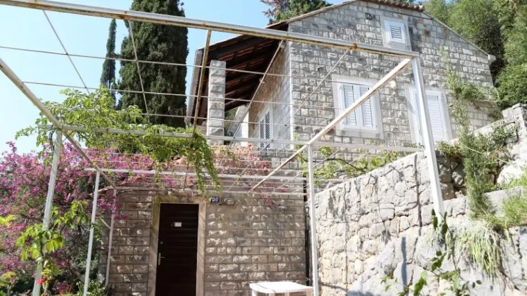 Prema statistikama, vikendice zjape prazne, a zapravo ljudi varaju državu