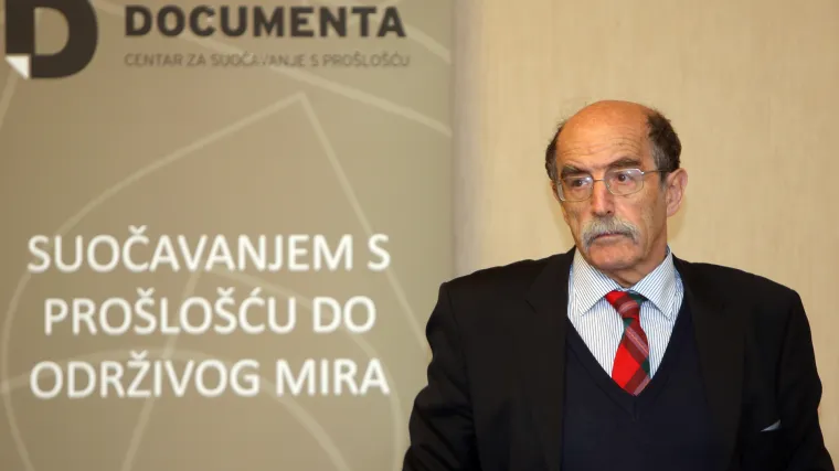 Nepoznati vandali na uredu Documente ispisali uvredljiv grafit