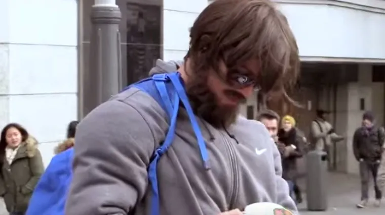 Ronaldo se maskirao u beskućnika pa zaigrao nogomet s prolaznicima: pogledajte njihove reakcije