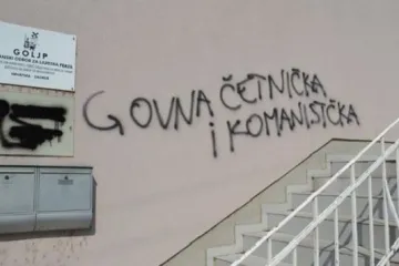 Uvredljiv i nepismen grafit osvanuo na fasadi zagrebačke zgrade
