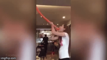 Cura može progutati 120 centimetara! Ili barem želi da dečki to misle...