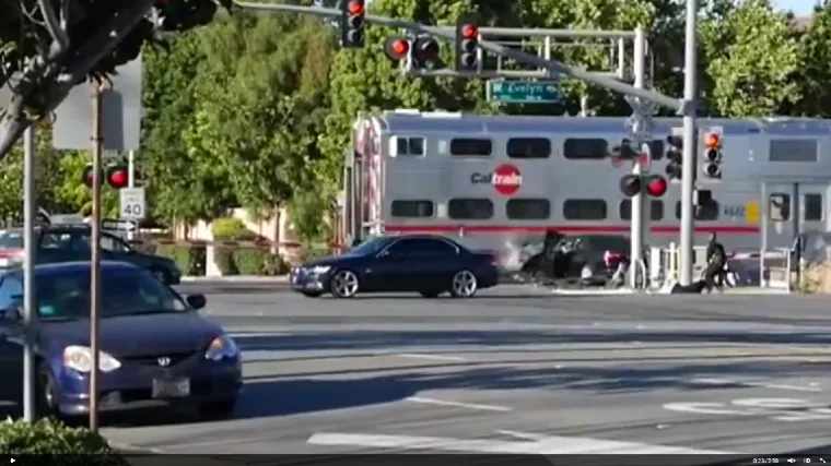 Pogledajte kako je policajac spasio život vozaču pred jurećim vlakom