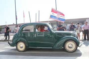 PROSLAVI U KNINU PRIDRUŽILI SE I OLDTIMERI: Pogledajte ljepotane koji su prodefilirali Kninom