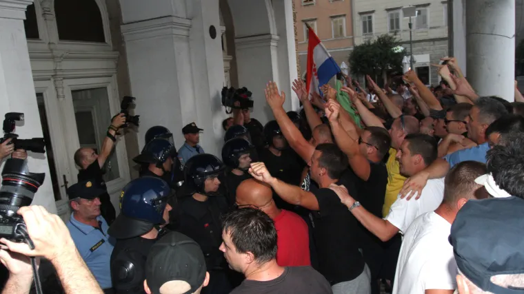 Riječka policija prekr&scaron;ajno prijavila deset osoba zbog divljanja ispred kazali&scaron;ta