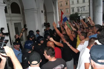 Riječka policija prekršajno prijavila deset osoba zbog divljanja ispred kazališta