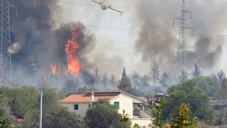 Veliki požar buknuo kod &Scaron;ibenika: vatra u jednom trenutku zaprijetila kućama