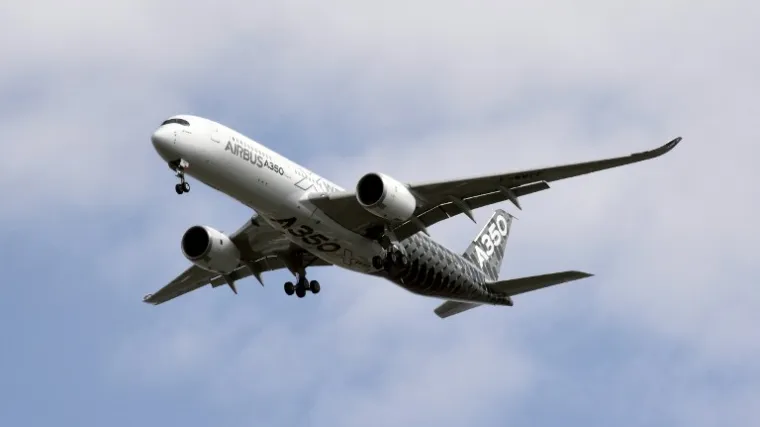 Pilot sjekirom razvalio vrata i svladao pijanog putnika