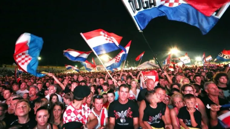 Objavili da je dron sa srpskom zastavom letio na Thompsonovom koncertu